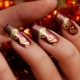 Manucure rouge avec or: luxe royal et chic