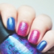 Nous faisons une manucure dans les couleurs bleu et rose