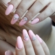 Manucure rose avec strass: paillettes et féminité