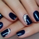 Manucure bleue avec strass: brillance et saturation