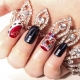 Idées élégantes de manucure avec une couronne en strass
