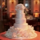 Gâteau de mariage avec des fleurs - options de décoration étonnantes