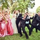 Danse des amis au mariage - un cadeau original aux nouveaux mariés