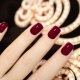 Manucure rouge foncé: options de design et tendances de la mode