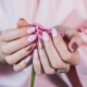 Les subtilités de la sélection de manucure sous une robe rose
