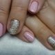 Variantes de manucure rose avec des paillettes