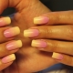 Manucure jaune-rose: tendances et solutions inhabituelles