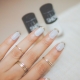 Veste dorée sur les ongles: pertinence et idées originales