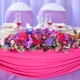 Arrangement de fleurs sur la table de mariage: caractéristiques, conseils pour la conception et le placement
