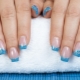 Design français bleu sur les ongles