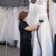 Comment vaporiser et caresser la robe de mariée à la maison?
