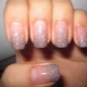 Manucure avec des étincelles sur le bout des ongles