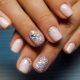 Manucure avec strass: options intéressantes pour la conception des ongles et astuces pour le faire