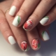 Manucure design inhabituel avec tulipes