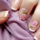 Manucure française inhabituelle avec des fleurs