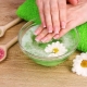 Nous faisons des bains avec du sel pour les ongles