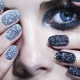 Manucure à paillettes pour ongles courts
