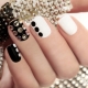 Manucure avec strass pour ongles courts