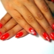 Ongles étendus en rouge