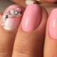 Caractéristiques de manucure rose pour les ongles courts
