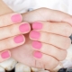 Couleur rose en manucure à la gomme laque