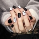 Options de manucure en noir et blanc pour les ongles courts