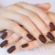 Variantes de manucure foncée pour les ongles courts