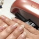 Alignement de la base de la plaque à ongles sous un gel lustrant