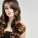 Comment beau faire des boucles sur les cheveux avec une frange?