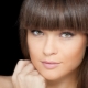 Frange droite: types, astuces sur la coupe et le coiffage