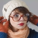 Comment porter un chapeau avec une frange?