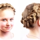 Comment tisser une tresse autour de la tête d'une fille?