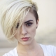 Comment faire une coupe de cheveux asymétrique à la maison?