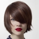 Coupes de cheveux avec une frange oblique sur cheveux moyens