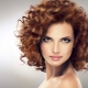 Coiffures pour les cheveux avec une permanente