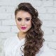 Coiffures avec des boucles sur le côté