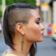 Coupe de cheveux des femmes avec les temples rasés