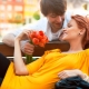 What to give a girl to celebrate the date of the relationship?