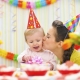 Cadeaux pour les filles pour un an: des parents, grand-mère et marraine