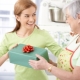Cadeaux pour la maman à l'anniversaire: que peuvent-ils être et comment choisir l'option appropriée?