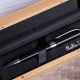 Un stylo en cadeau à un homme