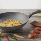 Poêles à frire wok: qu'est-ce que c'est, qu'est-ce qui est nécessaire et comment choisir?