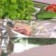 De quel côté mettre la feuille de cuisson sur une plaque de cuisson?