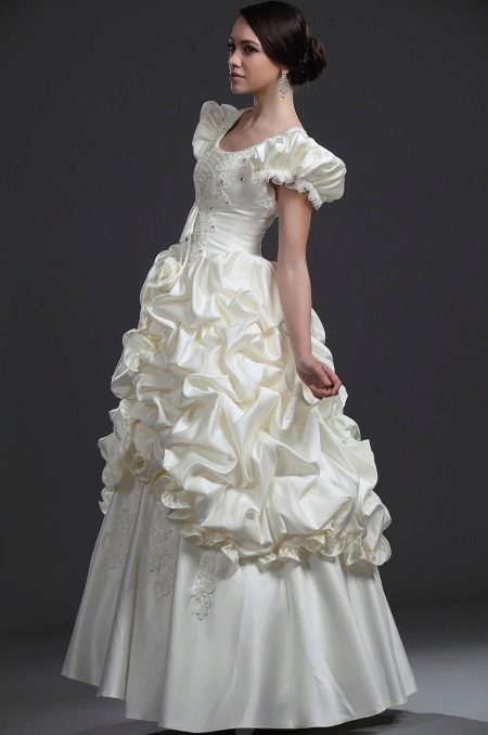 robe de mariée longue avec une manche de lampe de poche