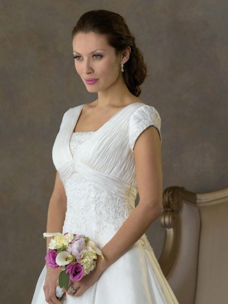 robe de mariée longue avec manches courtes adjacentes