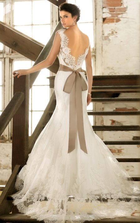 Modèle d'une robe de mariée avec un dos ouvert