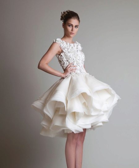 Robe de mariée avec une jupe moelleuse
