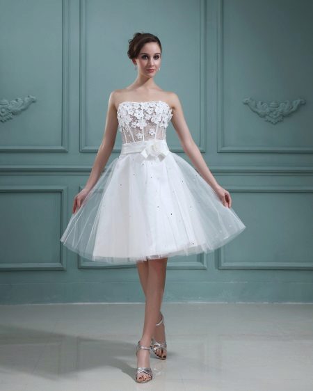 Robe de mariée courte avec appliqué