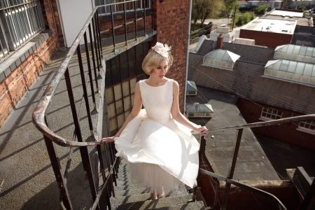 Robe de mariée courte avec un chapeau