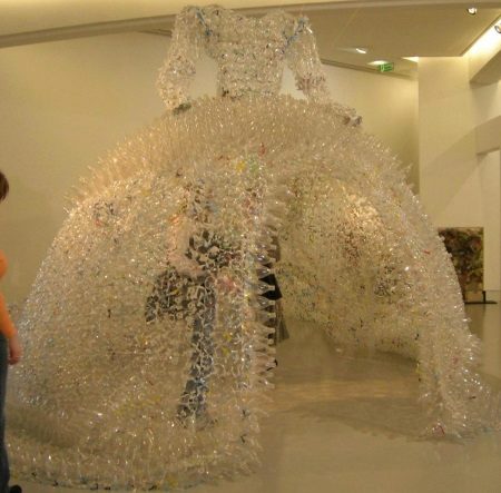 Robe de mariée faite d'ampoules